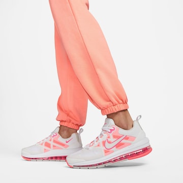 Nike Sportswear Tapered Broek in Oranje