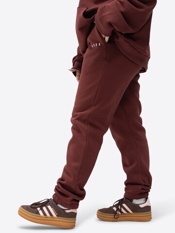 TATES Tapered Workout Pants in Red