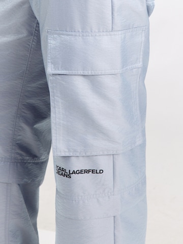 Loosefit Pantalon cargo 'Iridescent' KARL LAGERFELD JEANS en bleu