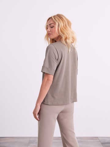 ABOUT YOU x Iconic by Tatiana Kucharova - Camiseta 'Cara' en beige