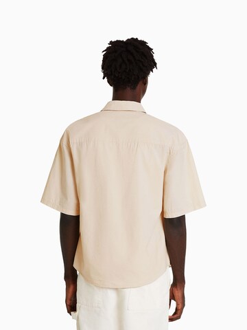 Comfort fit Camicia di Bershka in beige