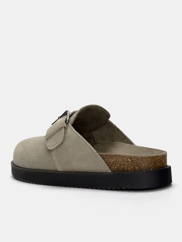 Pull&Bear Clogs in Grau