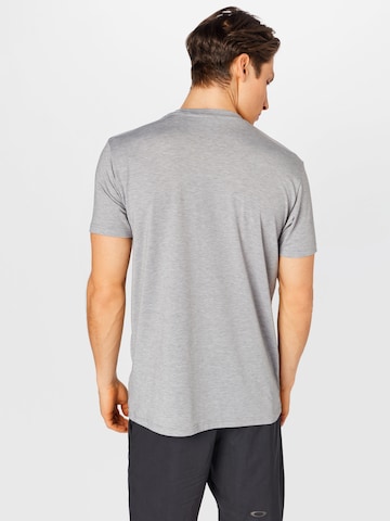 OAKLEY Funkční tričko – šedá