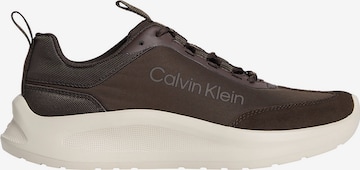 Baskets basses Calvin Klein en marron : devant