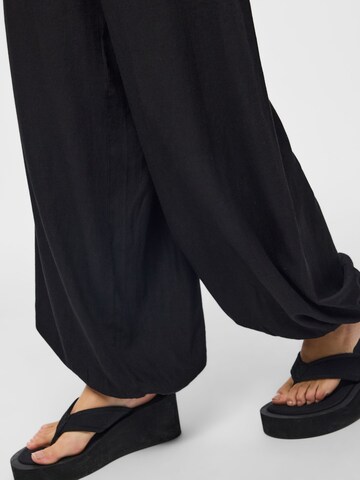 Tapered Pantaloni 'PCPia' di PIECES in nero