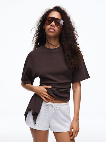 Bershka Regular Housut värissä harmaa: etupuoli