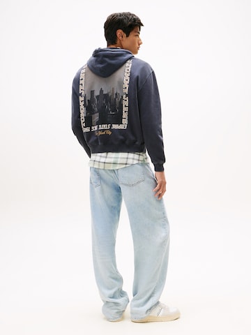 Tommy Jeans Mikina – modrá: přední strana
