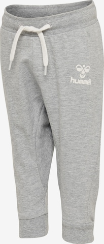 Hummel Tapered Sporthose in Grau