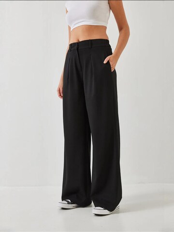 Bianco Lucci - Perna larga Calças em preto