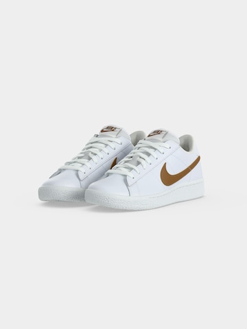Baskets basses 'CLASSIC' Nike Sportswear en blanc