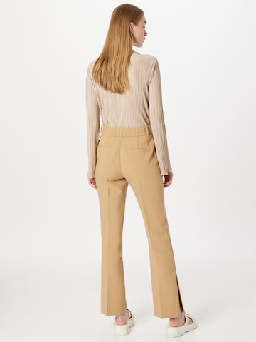 Abercrombie & Fitch Rozkloszowany krój Spodnie w kant w kolorze brązowy