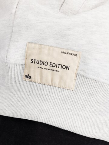 ALPHA INDUSTRIES Демисезонная куртка в Серый