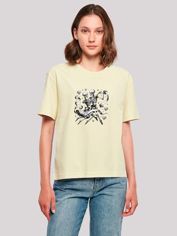 F4NT4STIC T-Shirt 'Skelettpaar Tanzt Mit Band' in Gelb: Vorderseite
