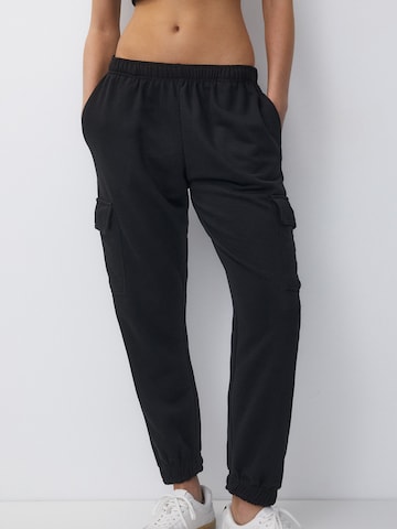 Pull&Bear Дънки Tapered Leg Карго панталон в черно: отпред