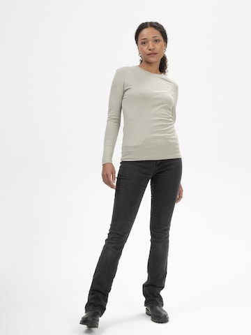 Tricou 'Dhivya' de la MELA pe verde