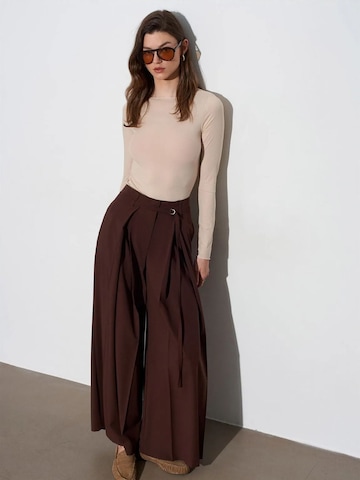 Wide leg Pantaloni di Dilvin in marrone
