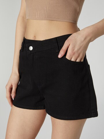 ABOUT YOU x Chiara Biasi Regular Shorts 'Dion' in Schwarz