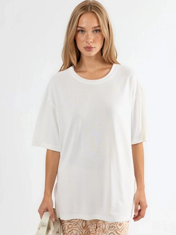 Busem Shirt in White: front