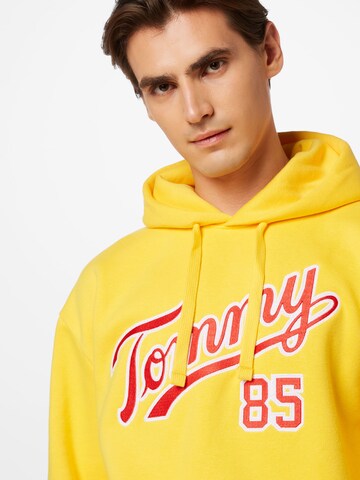 Tommy Jeans Tréning póló - sárga