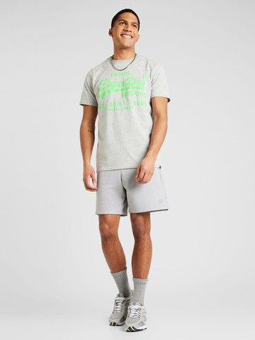 Superdry T-Shirt in Grau