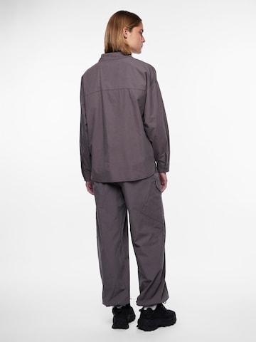 Camicia da donna 'SARA' di PIECES in grigio