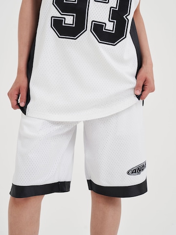 AND1 - Pierna ancha Pantalón deportivo en blanco