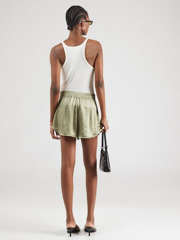 TOPSHOP Loosefit Housut 'CILLE' värissä vihreä