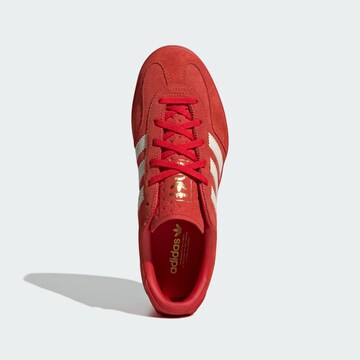 ADIDAS ORIGINALS Matalavartiset tennarit 'Gazelle Stack' värissä punainen