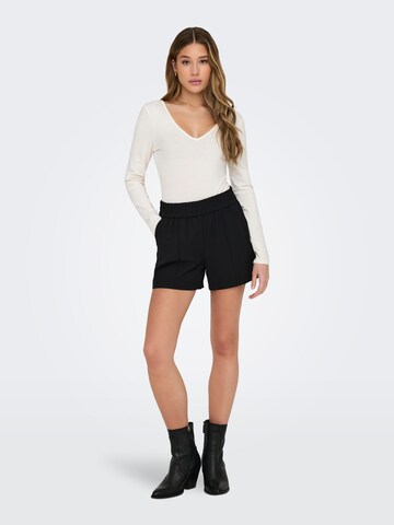 ONLY Regular Shorts in Schwarz