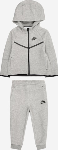 Nike SportswearJogging komplet 'TECH FLEECE' - siva boja: prednji dio