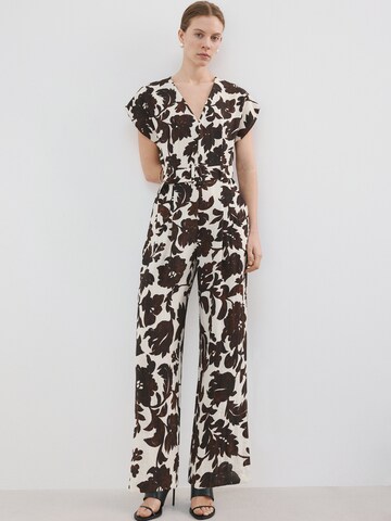 Salopeta 'Simba' de la MANGO pe bej: față