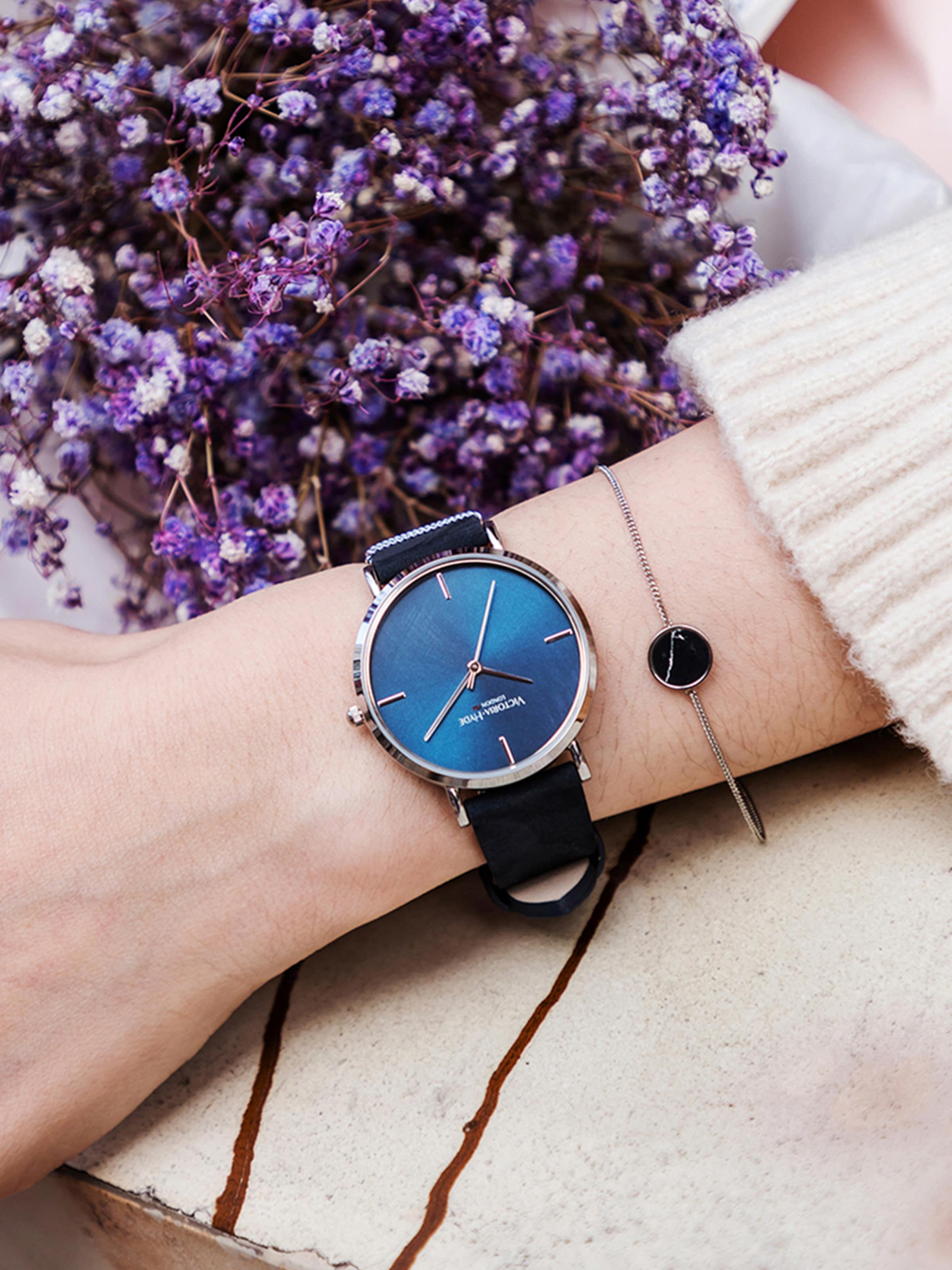 Victoria Hyde Uhr 'The Primrose' in Blau: Vorderseite