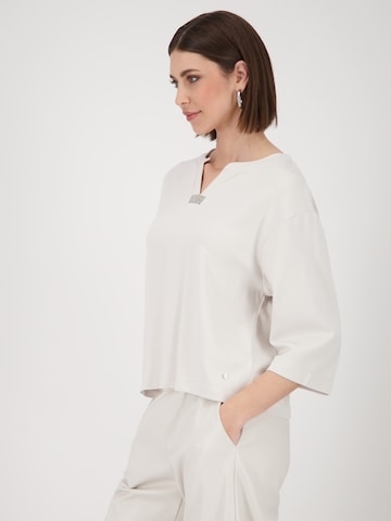 Tricou de la monari pe bej