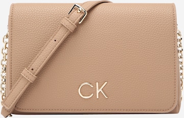 Calvin Klein Чанта за през рамо тип преметка в кафяво: отпред