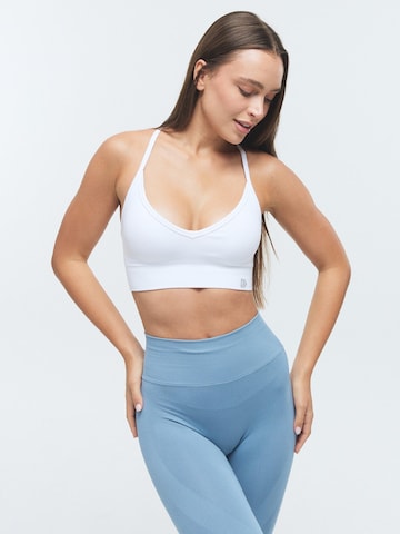 DRILLS Apparel - Sujetador deportivo 'FLXFLOW X Bra' en blanco: frente