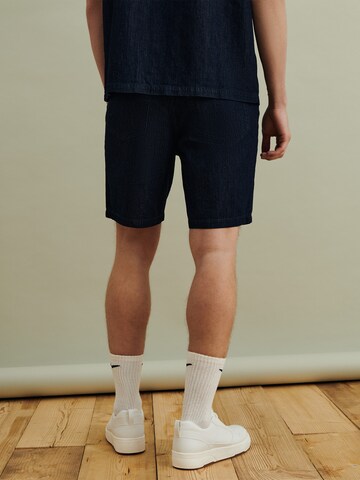 DAN FOX APPAREL Regular Shorts 'Pepe' in Blau