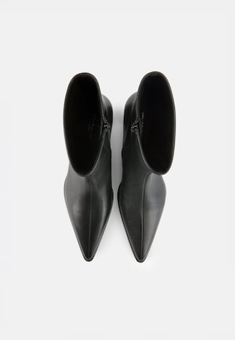 VAGABOND SHOEMAKERS Nízké kozačky 'ILONA' – černá