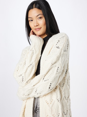 ABOUT YOU Strickjacke 'Goldie' in Beige