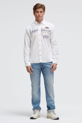 CAMP DAVID Slim Fit Strukturiertes Langarmhemd mit Logo-Applikationen in Weiß