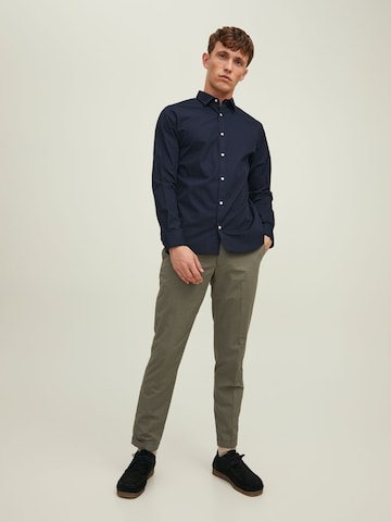 mėlyna JACK & JONES Priglundantis modelis Marškiniai 'JJJOE'