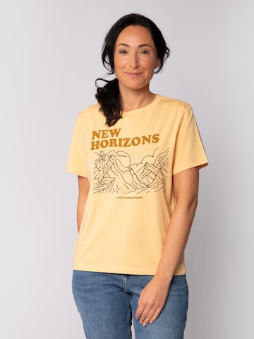 T-shirt 'New Horizons Are Everywhere' Watapparel en jaune : devant