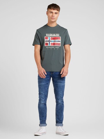 NAPAPIJRI T-shirt 'DOREES' i grön