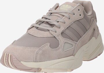 ADIDAS ORIGINALS Sneakers laag 'FALCON' in Beige: voorkant