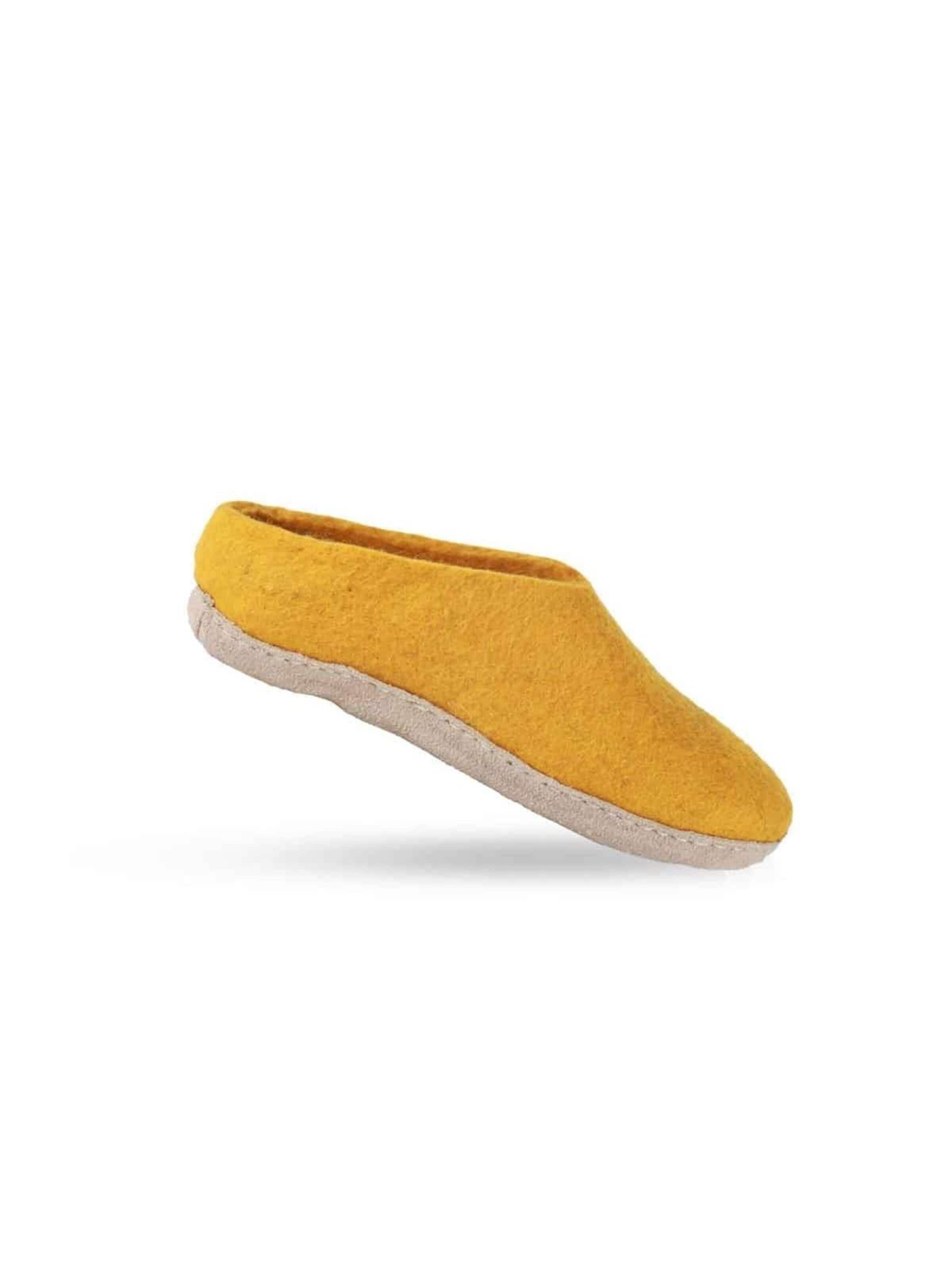 SHUS walk with nature Slip-in 'Uldtøffel (100% ren uld) - hjemmesko m/sål i skind - Dansk Design fra SHUS' i gul