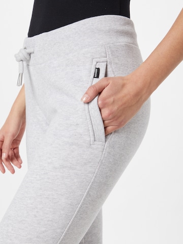 Effilé Pantalon Superdry en gris