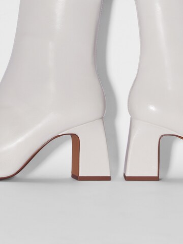 Bershka Kotníkové boty – bílá
