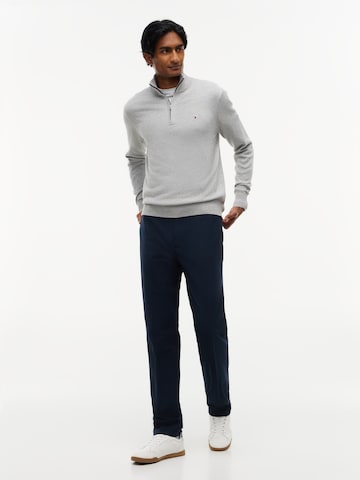 TOMMY HILFIGER Sweater in Grey