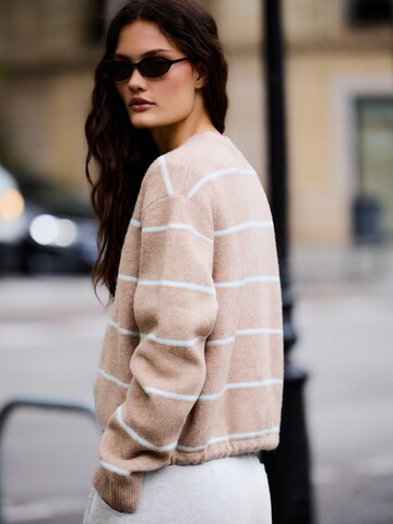 Cardigan Bershka en beige : sur le côté