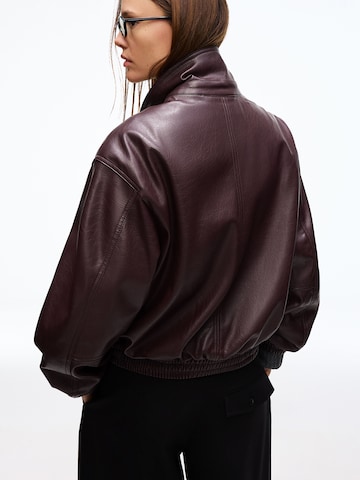 Geacă de primăvară-toamnă de la Bershka pe roșu