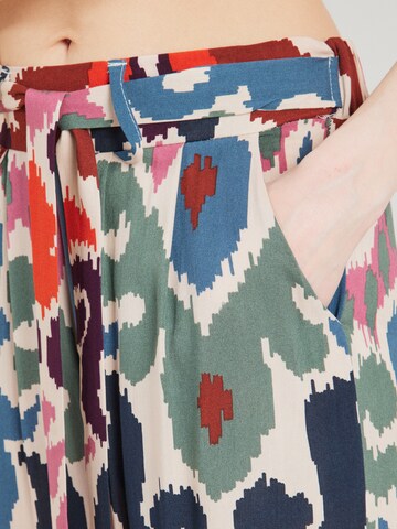 Largi Pantaloni cutați 'Ci44ra' de la Hailys pe alb